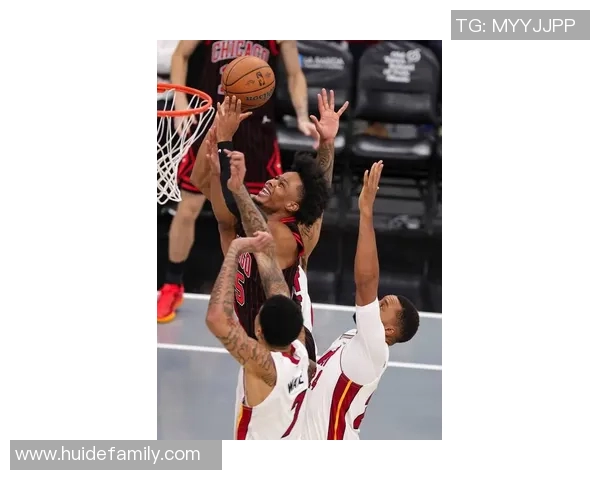 火箭队与公牛队激战正酣NBA赛季精彩对决引发球迷热议 火箭队与公牛队激战正酣NBA赛季精彩对决引发球迷热议