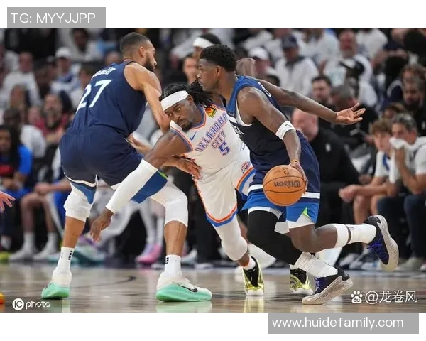 雷霆与尼克斯激战正酣NBA赛场精彩瞬间回顾与分析