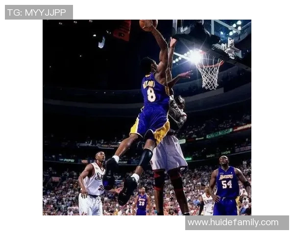 科比在对阵黄蜂时的经典扣篮瞬间回顾与精彩解析